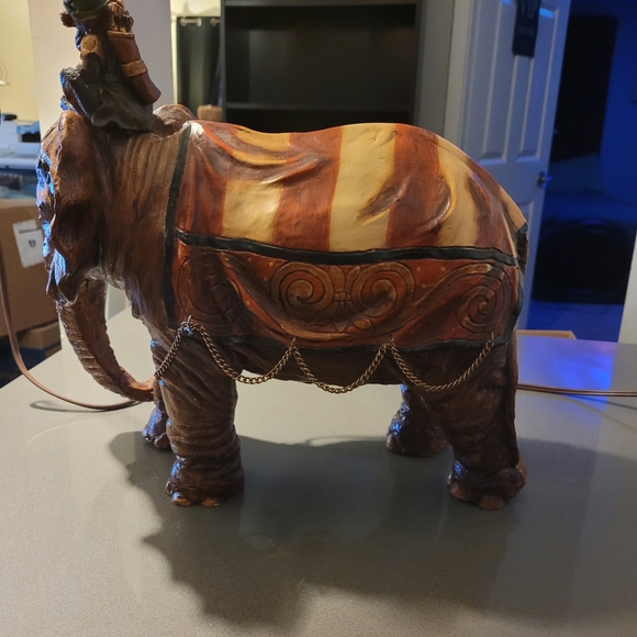 Barnum & Bailey Elephant with Monkey - Picture 3 of 16